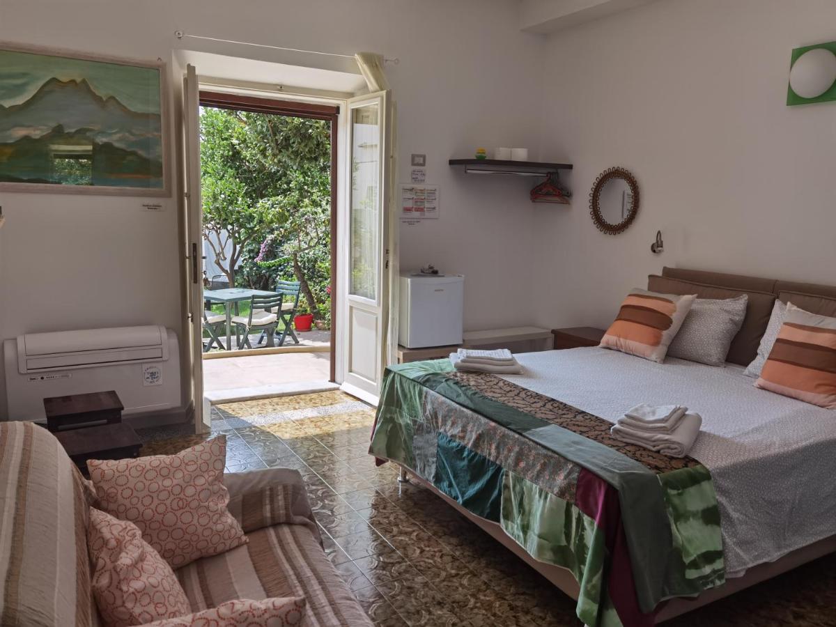Il Giardino Di Tatiana Rooms & Breakfast La Maddalena  Exterior foto
